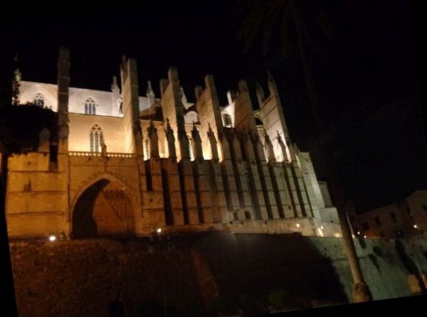 La cathédrale de Palma de Majorque  de nuit