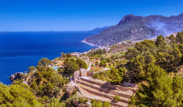Banyalbufar, joyau historique niché sur la côte ouest de Majorque, incarne la richesse culturelle et la beauté naturelle.